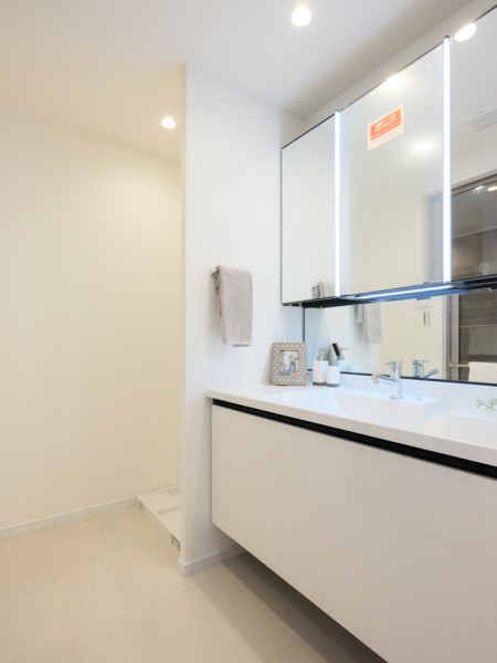 洗面室にはカウンターにゆとりのあるLIXIL製洗面化粧台を新規設置。おおきな三面鏡付き、洗面ボウルは溝がなくお手入れのしやすい形を採用しています。