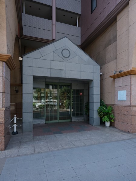 洗練されたヨーロッパ風のデザインが印象的な外観が魅力のマンションです。24時間有人警備で、充実したフロントサービス（一部有償）も揃っており充実したビッグコミュニティマンションです。