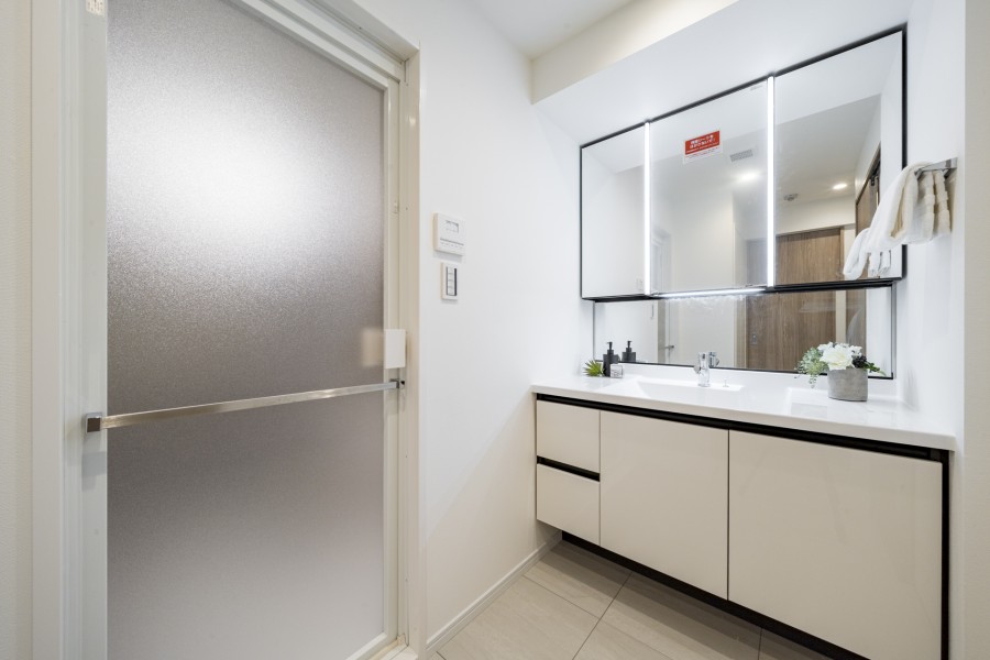 洗面室はゆとりがあるので、身支度や入浴後の豊かな時間を演出し、心からくつろげるプライベートスペースです。タオルや着替え、洗剤などの収納に便利な棚もあり、こまごました物が多くなる空間にも嬉しい設計となっています。