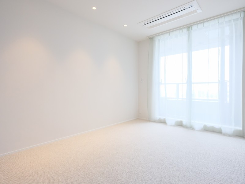 約7.2帖の広さがある洋室1は、一番LDより遠く主寝室としてお使いいただけます。ホワイトカラーのクロスがお部屋をより広く明るく見せ、どんなインテリアを配置しても邪魔をしないようになっております。