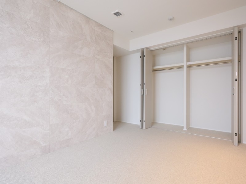 洋室1には、調湿・消臭機能があるエコカラットを設置しました。水拭きができるのでお手入れも簡単です。上質さと気品溢れる雰囲気をもたらすデザインが、洗練された空間を演出します。