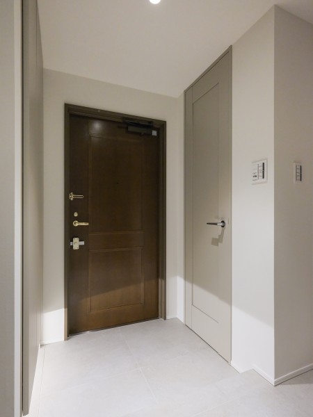 玄関にはシューズインクローゼットがあり、可動式の収納棚を設置いたしました。お好きな様に棚の高さを調整できます。シューズやアウトドアグッズなど様々な物を収納することができます。