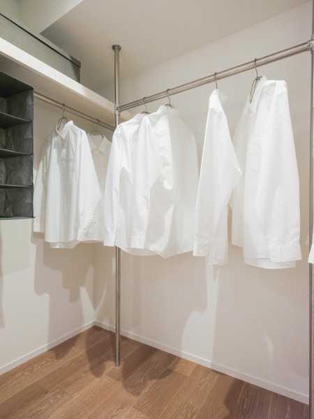 洋室1にはウォークインクローゼットがあり、お洋服やファッション小物、季節物の寝具など収納することができます。居室と同様のカラー調で統一感のある空間となっております。