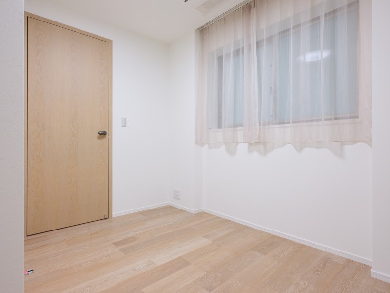 洋室2は約5.5帖の広さがあり、ワークスペースや書斎としてお使いいただけます。窓から差し込む光を感じながらお仕事や読書が捗らせることができます。