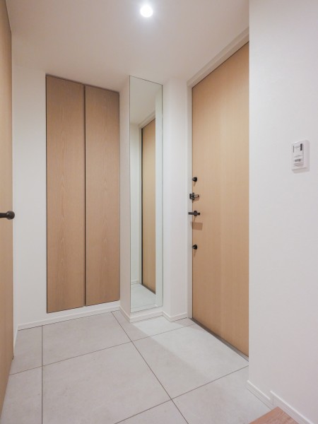 木目調の美しい建具を使用している玄関は落ち着きのある空間となっております。シューズボックスとシューズインクローゼットを設置しており、使用頻度の高いものや季節物と分けて収納することが可能です。