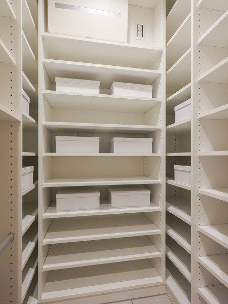 シューズインクローゼットは可動式の収納棚を設置しており、シューズの高さに合わせてお好きな様に調整することができます。アウトドアグッズも収納することが可能なため居室を広くお使いいただけます。