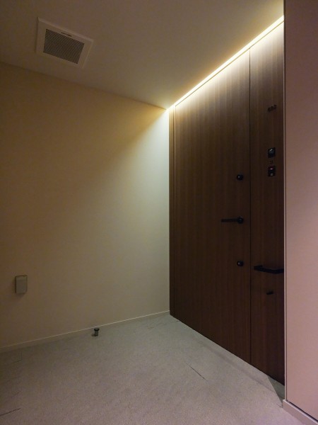 深みのあるブラウンの扉と間接照明が趣のある共用廊下となっております。各階にゴミステーションがあり、ゴミ出しが楽ちんです。