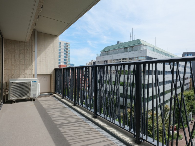 季節を感じる空と都会の風景を眺めることができる広々としたバルコニーです。休憩時間に日向ぼっこをしたり、景色を眺めながらティータイムや晩酌タイムを楽しむことができます。