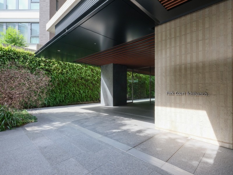 スタイリッシュなカラー調と植栽が映える外観となっております。一番町の風景に馴染み、高級感あふれております。帰宅時に温かく迎えてくれます。