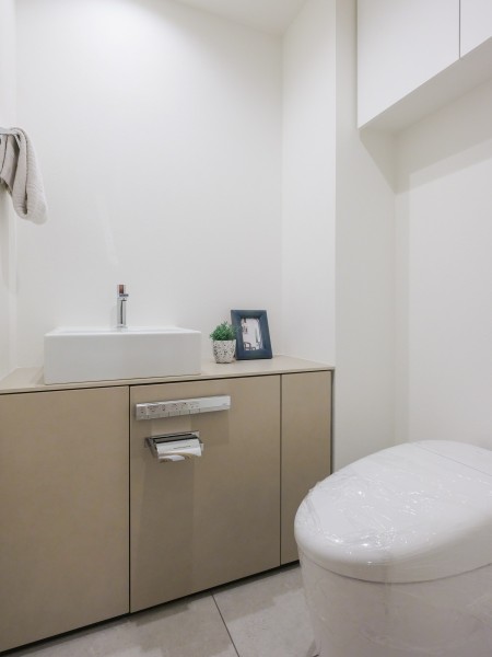 タンクレストイレと手洗い場、吊戸棚を設置いたしました。タンクレストイレにすることでスタイリッシュでタンクのお掃除が不要となっております。吊戸棚には消耗品を収納することができます。
