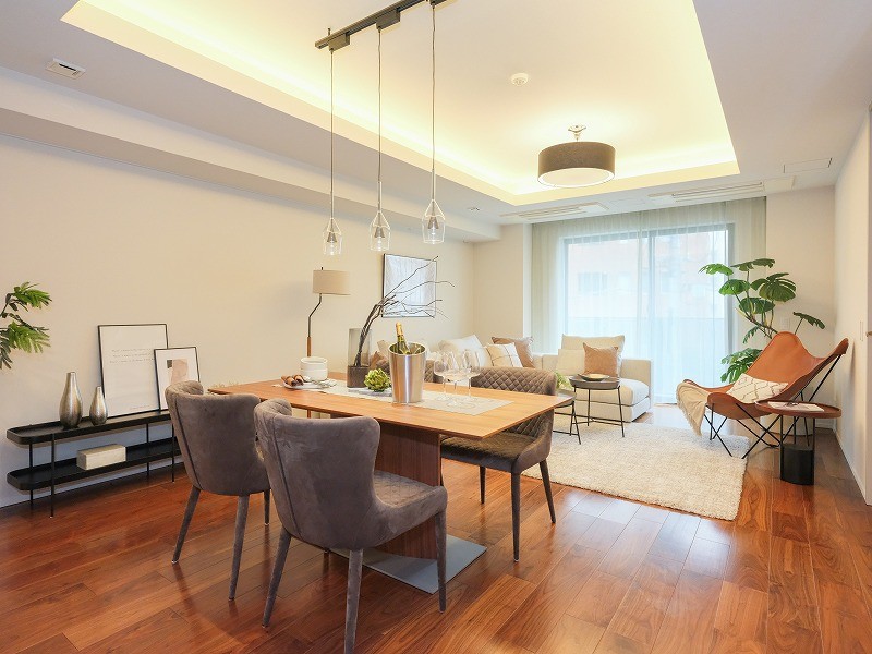折り上げ天井にダウンライトが設置されたおしゃれなリビングダイニングです。ピクチャーレールが設置されており、壁を傷つける心配なくアートやグリーンを飾れます。