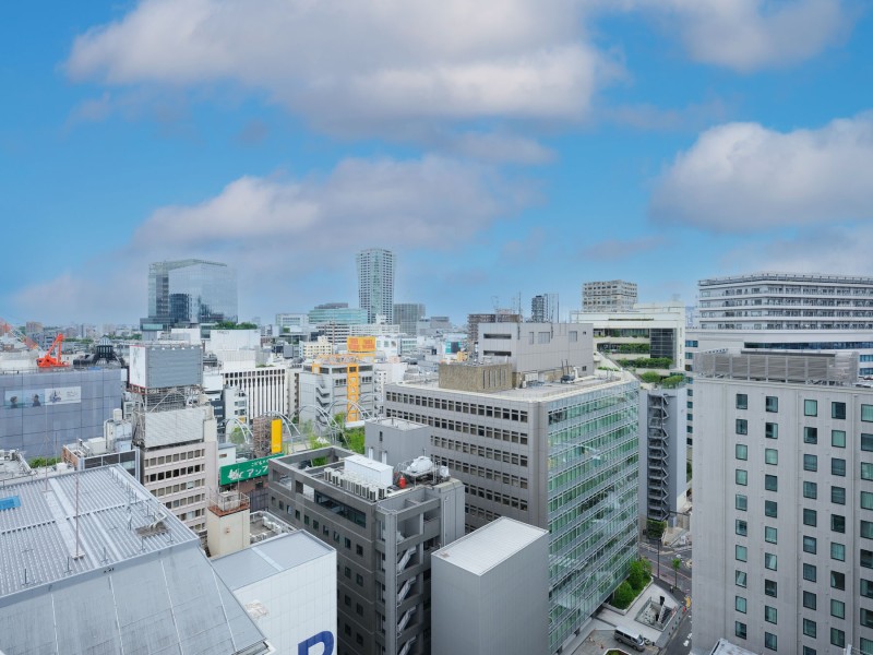 バルコニーからの眺望です。MIYASHITA PARKを挟み、目の前に高い建物がないので、抜け感のある、都心を忘れる見晴らしです。