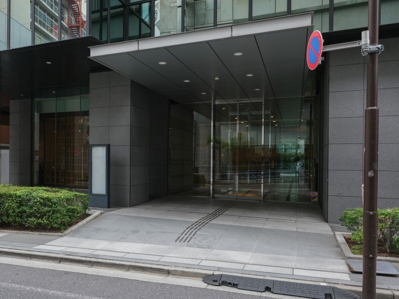 都心にふさわしい、上質な居住空間へやさしく誘うエントランスです。奥行きがあるエントランスは住まう人々のプライバシーを確保しています。