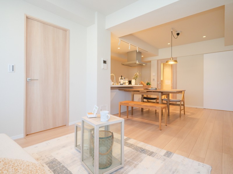 居心地の良いリビングダイニングはシンプルで洗練された佇まいを感じさせるお部屋です。都市生活のやすらぎを深める、快適な暮らしが叶う住まいです。