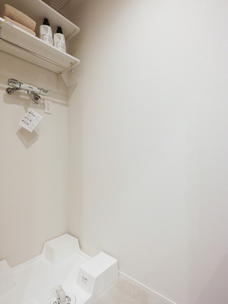 洗面室には室内洗濯機置き場があり、上部には収納棚があります。洗剤や柔軟剤といったお洗濯グッズをオシャレに収納ができます。また、使用頻度の低いアイテムを収納することも可能です。