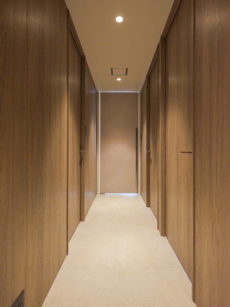 廊下は木目調が美しい建具を使用することで趣のある空間となっており、居室の雰囲気とのコントラストを楽しむことができます。温かみを感じながら日常を送ることが可能です。