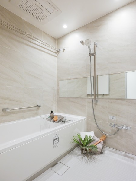 淡く優しい色調のバスルームはやすらぎの時間へと誘ってくれるような空間です。日々の疲れや都会の喧騒を離れて、一人でのんびりしたい時にぴったりです。