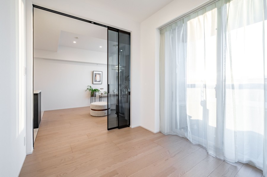 洋室2は約4.8帖の広さがありワークスペースや子供部屋としてお使いいただけます。窓からバルコニーへ出ることができるため、気分転換や自然を感じたい時に便利です。