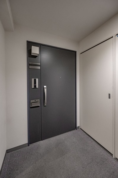 モノトーン調で整えられた共用部は都会の喧騒を離れて穏やかな気持ちにさせてくれます。内廊下設計で外から見えることがないため安心してお過ごしいただけます。24時間管理で管理体制が良好なマンションです。