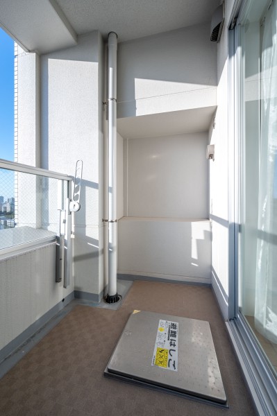 バルコニーには物干し金具があり洗濯物を干すことができるようになっております。眺望をご家族やお友達と並んで楽しむことができ、ティータイムや晩酌タイムにぴったりです。