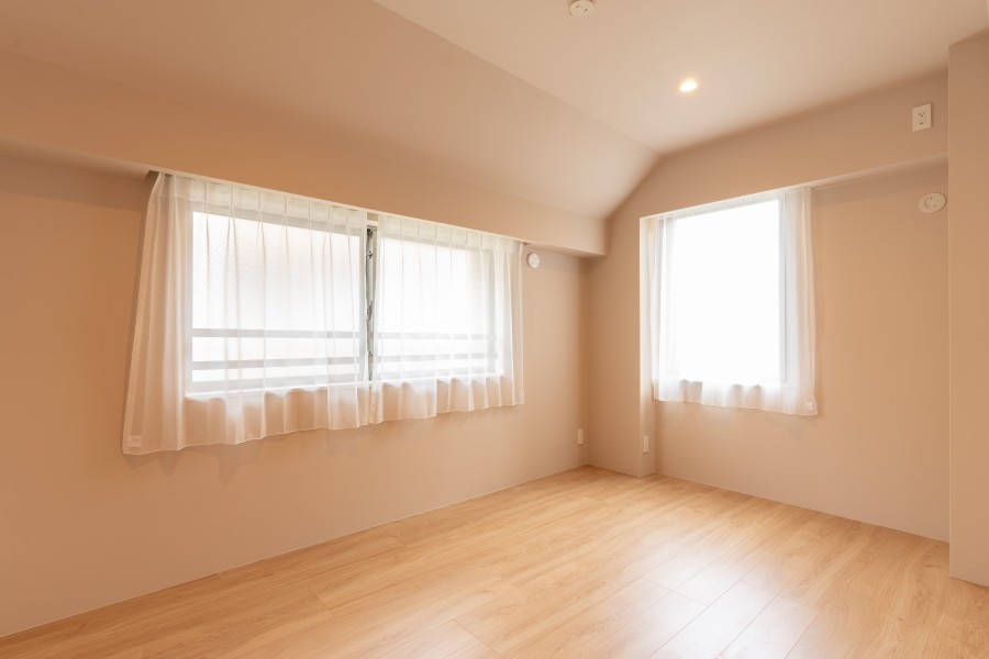 洋室1は約6.0帖の広さがあり、主寝室としてお使いいただけます。窓があるため、心地のよい陽光を感じて朝を向かえることができます。リビングから一番遠く、プライベート性が高いお部屋となっております。