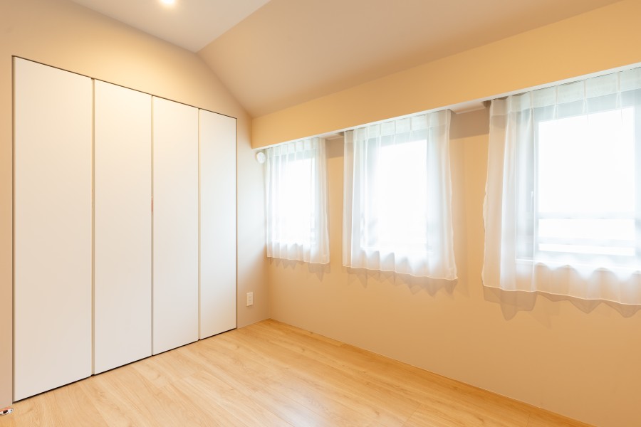 洋室2は約5.0帖の広さがあり、お子様部屋としてもご利用いただけます。クローゼットにお洋服やお子様の造作物、おもちゃなどを収納することができます。淡い色調の内装でぬくもりを感じることができます。