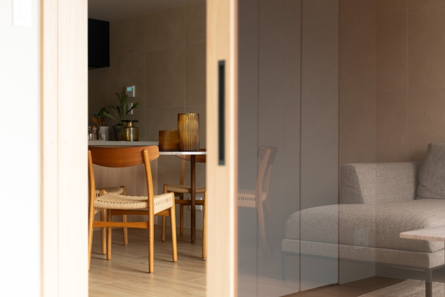 LDKと洋室3を仕切る扉は、ライフスタイルをシームレスにするガラス扉を用いりました。扉を開放してLDKを拡張してご利用いただけます。また、LDKよりお子様が遊んでいる姿やお勉強を見守ることができます。