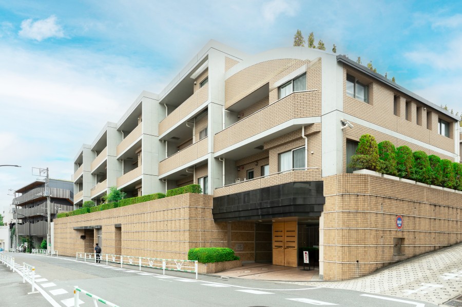 初台２丁目の閑静な邸宅街に佇む低層レジデンスです。４駅３路線利用可能で千代田線も使える好アクセスとなっております。都心へのアクセスが良いため、お仕事やお出かけがしやすい立地です。