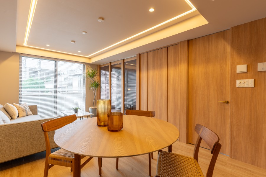 フロアー材をオーク系にすることで混じり気のないピュアな天然木の「無垢材」を贅沢に使用した銘木の美しさを感じることができます。北西角部屋で明るい光と爽やかな風を感じることができる、のびやかな住空間です。