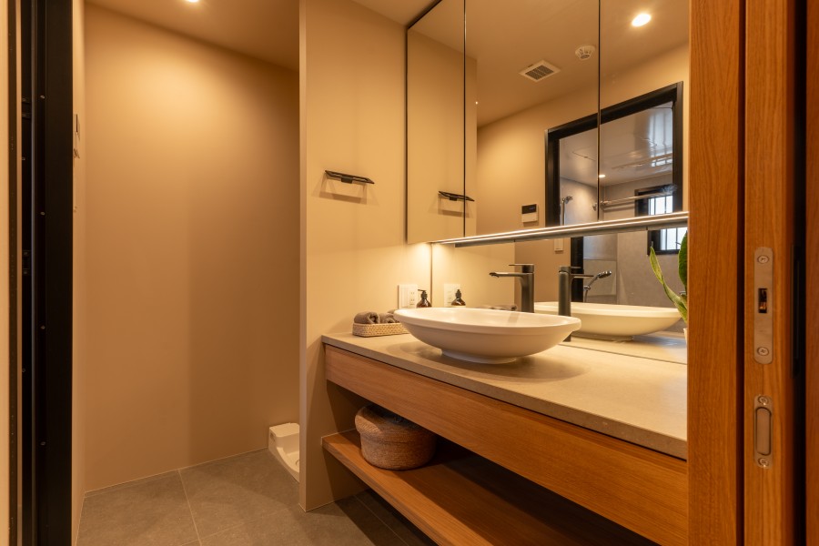 木目調×ホワイトカラーの洗面化粧台は、華麗で温かみを感じることができます。また、三面鏡裏に収納スペースがあるため身支度グッズを収納することができます。出発前の準備を楽にすることが可能です。