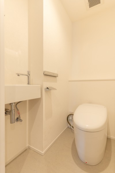 レストルームにはすっきりとしたタンクレストイレを採用しています。スティック型リモコンや手洗いカウンターを備え、使い勝手の良さにまでこだわった空間です。