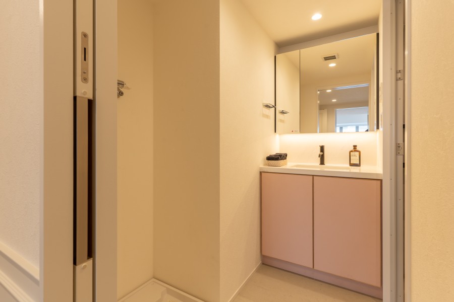 大きな鏡で身だしなみを整えるのにも使いやすく、鏡裏や足元に収納を豊富に設けた洗面化粧台を新規設置。手元は間接照明で照らされ、入浴後の時間をも快適に彩ります。