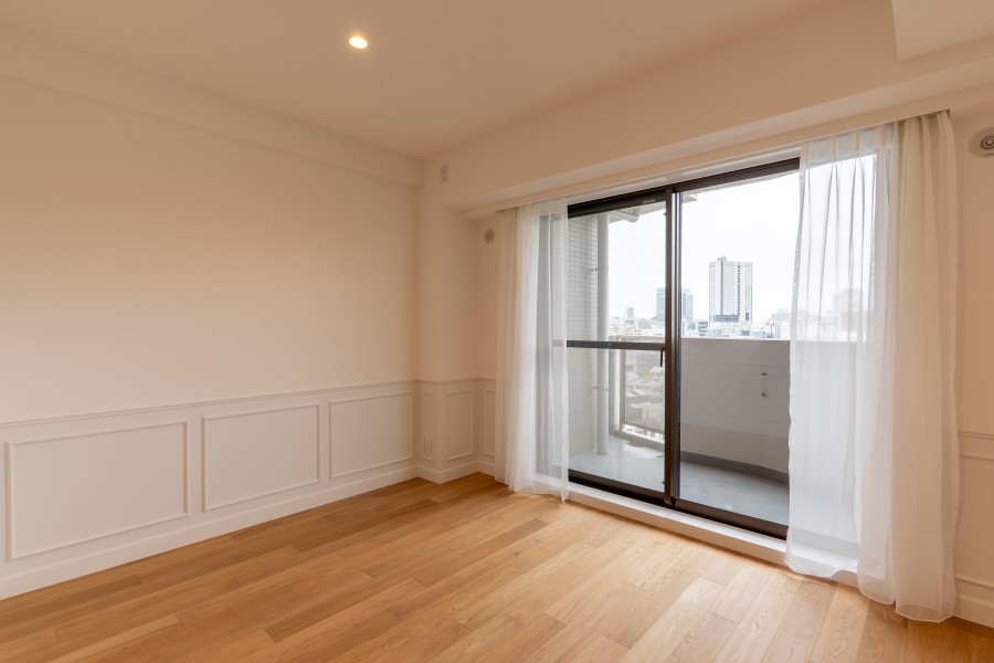 バルコニーに面した洋室1はリビングから離れた約7.2帖のお部屋です。ワークスペースや書斎、趣味のお部屋としても快適にお使いいただける空間です。