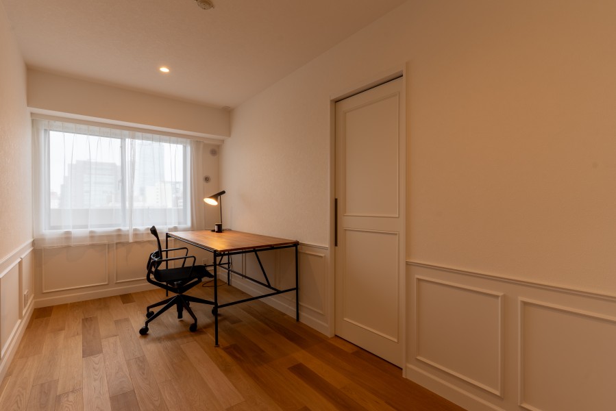 約5.8帖の洋室2はウォークインクローゼット付きのお部屋です。凹凸が少なく、インテリアの配置のしやすさもうれしいポイントです。