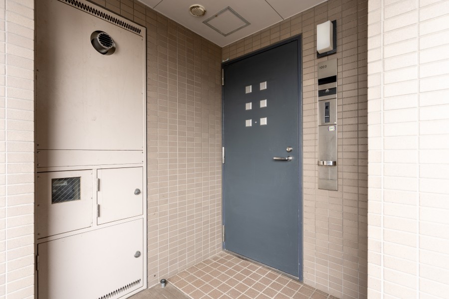 こちらの物件はアルコープ付きで玄関ドアが開いたとき室内の様子が共用部から見えにくくなっております。