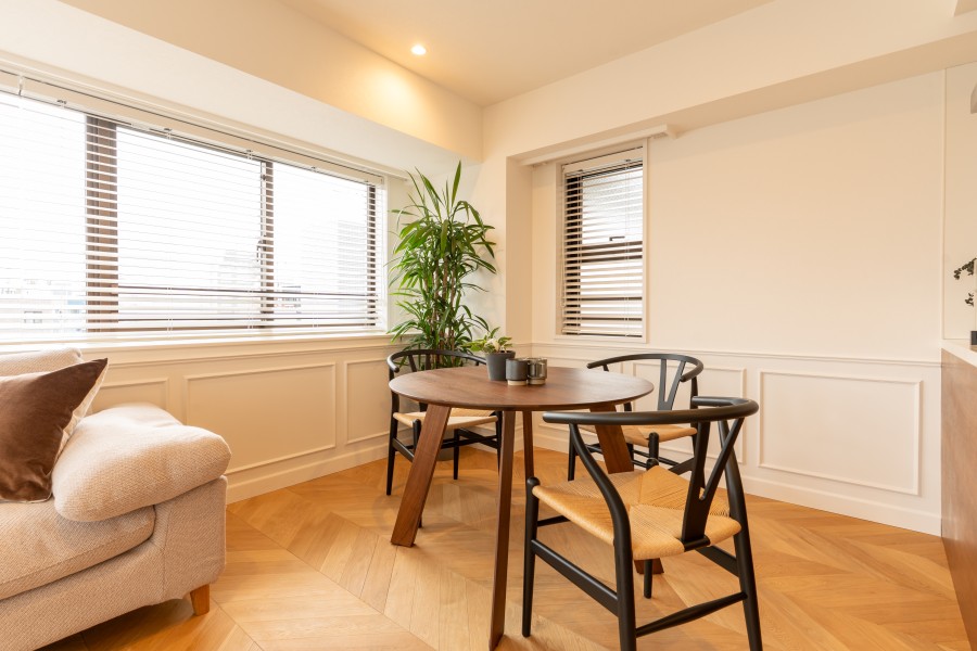 たっぷりと陽光が降り注ぎ、都会の喧騒を忘れられる安らぎのスペースです。時代や流行を問わず長く着られる衣服のように、ご家族皆さんが快適にお過ごしいただける住まいです。