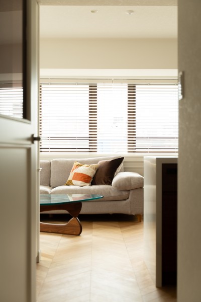 LDKのフローリング材はヘリンボーンを採用いたしました。高級感のあるデザイン性や空間に動きや奥行きを与える効果があり、海外のカフェホテルのような空間を演出しております。シンプルな内装のアクセントとなっています。