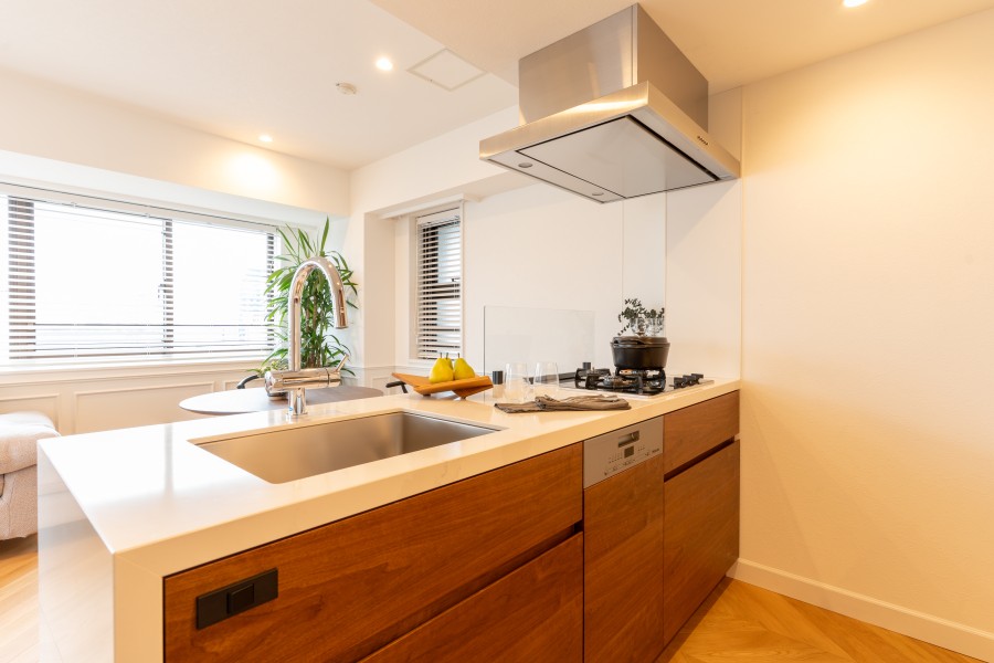 お部屋に溶け込むインテリアの一部かのようなキッチンです。時短に役立つ食器洗い機を完備。ご家族と会話をしながらお料理をすることができるオープンタイプです。