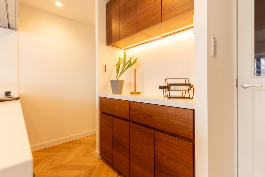 同デザインのカップボードを設置いたしました。収納棚に調味料や食器を収納ができ、カウンター部分を利用してインテリアのように見せることも可能です。