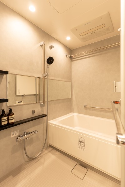 ワイドミラーが空間をより広くみせてくれるバスルームです。ゆったりとした浴槽で、心ゆくまでリラクゼーションタイムをお愉しみいただけます。