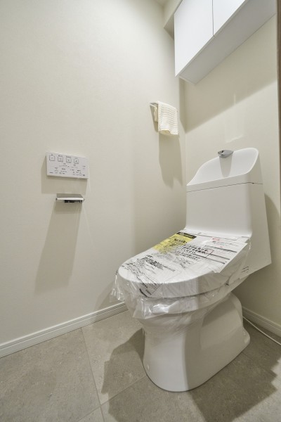 清潔感溢れるレストルームは、ゆったりとした広さがあり落ち着くような空間となっております。吊戸棚にはお掃除グッズや日用品を収納することができます。扉があることでホコリが被る心配は不要です。