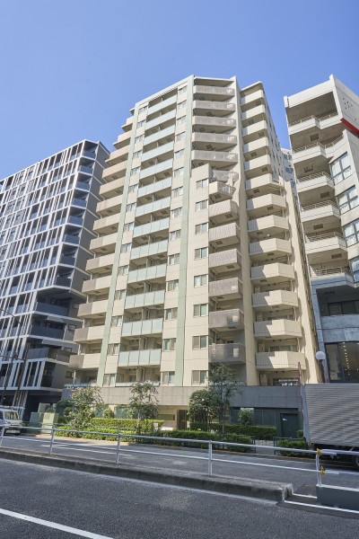 淡く優しい色調の外観と美しく整えられた植栽は街並みに調和しております。モダン風なオシャレな外観で、季節によって異なる空とのコントラストを楽しむことができます。