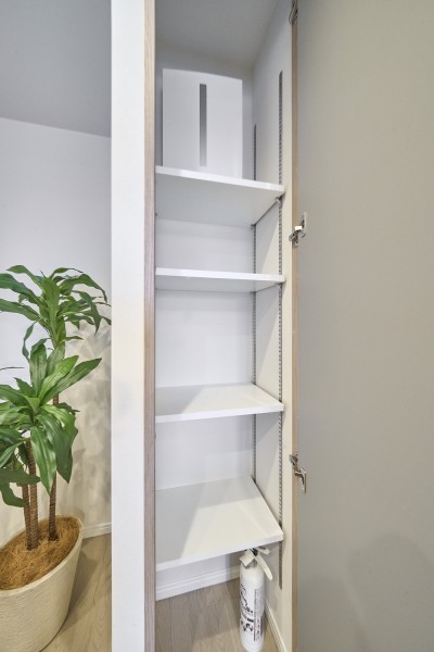 キッチンには収納棚を設置いたしました。可動式の収納棚のため食器や調味料の高さに合わせて、お好きな様に調整することができる嬉しい仕様です。