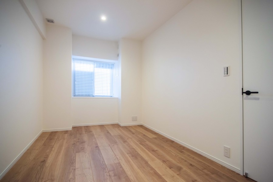 洋室1はLDより一番遠く約6.5帖の広さがあり、主寝室としてお使いいただけます。出窓カウンターがあり、小さな観葉植物や小物を飾ることができます。