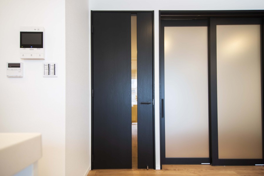 ナチュラルテイストな内装のアクセントにブラックカラーの建具を採用いたしました。スタイリッシュな空間となっており、優しい色調とのコントラストを目からお楽しみいただけます。