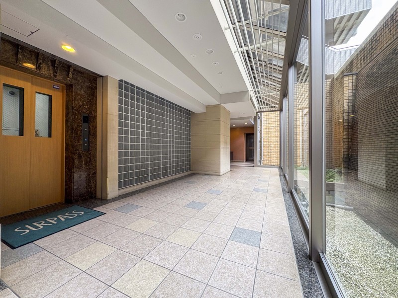 落ち着いた色調で整えられたエレベーターホールは気品のある空間です。清掃が行き届いていて清潔感が溢れており、快適なマンションライフを送ることができます。