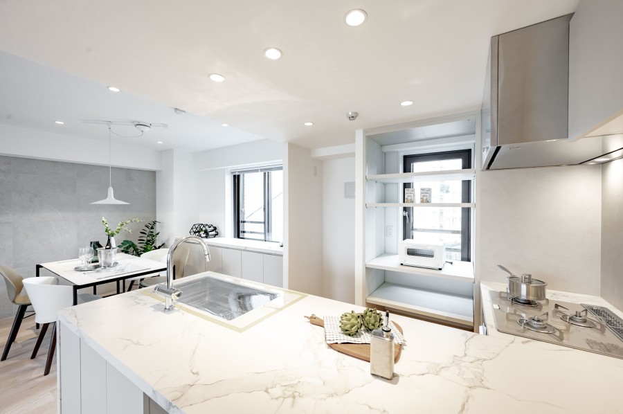 キッチンの背面には、高さのある可動式の収納棚を設置いたしました。食器やインテリアなど見せる収納を楽しめます。また、可動式のため高さを自由自在に変更することができます。