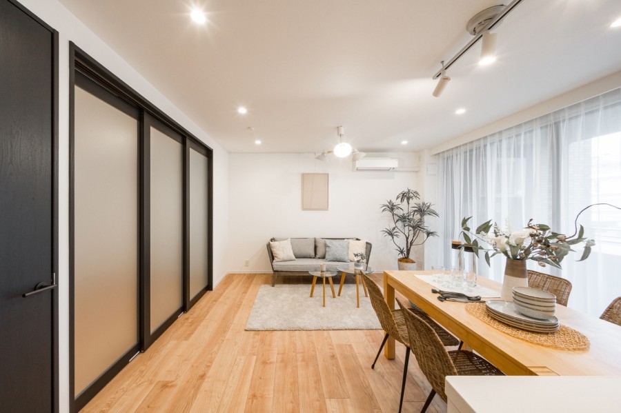 リビングにピクチャーレールを設置いたしました。お好きな絵画やご家族とのお写真、ドライフラワーなど飾ることができ、お好みのお部屋作りをすることが可能となっております。