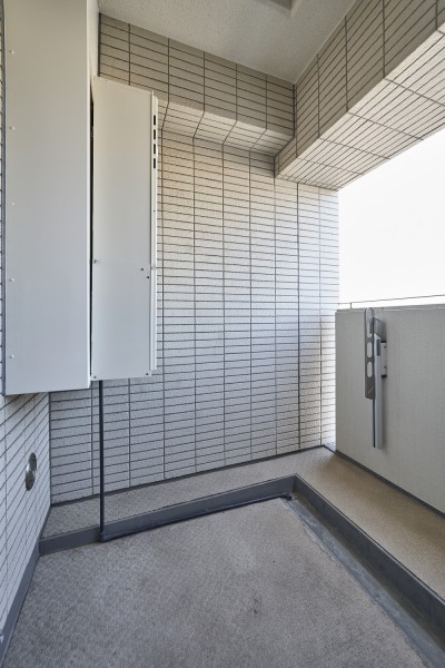 開けた空を見渡せる開放的なバルコニーです。遠くの天気もよく見え開放感が溢れるひととき。だんだんと変わっていく空の色を愉しみリフレッシュするのも良さそうです。