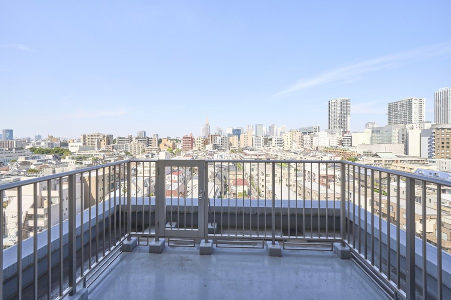 ルーフバルコニーが特徴的なお部屋で、青々とした空や都会ならではの風景を楽しむことができます。13.50m²の広さでゆったりとご使用いただけます。家庭菜園やガーデニングを楽しめます。